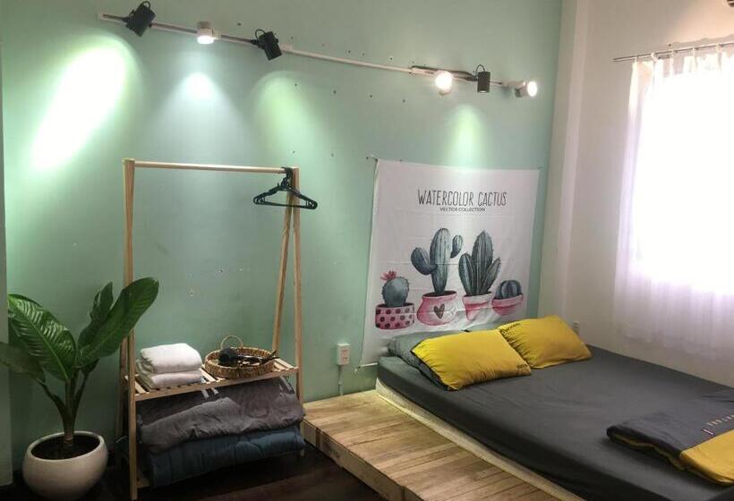 اتاق استاندارد, The Nineties Hostel