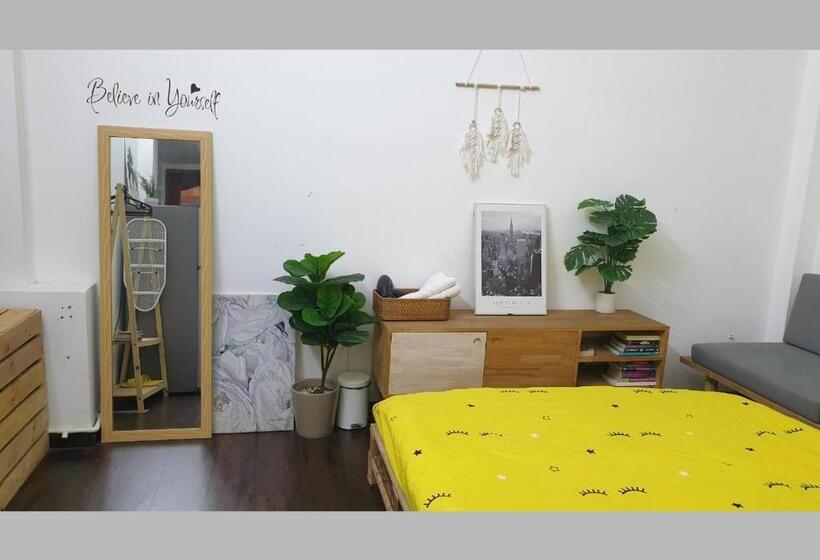 اتاق لوکس, The Nineties Hostel