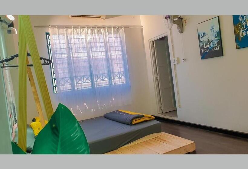 اتاق استاندارد, The Nineties Hostel