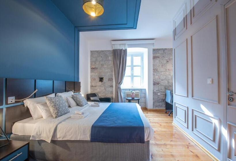 اتاق لوکس با تخت بزرگ, Kotor Nest