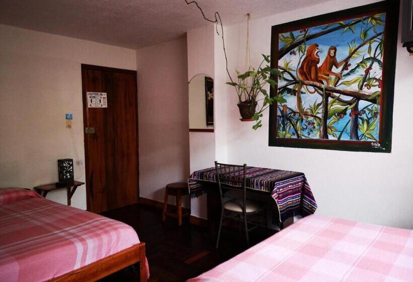 스탠다드 트리플 룸, Hostal Chimenea