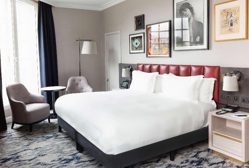 اتاق استاندارد با تخت بزرگ, The Trafalgar St. James London, Curio Collection By Hilton