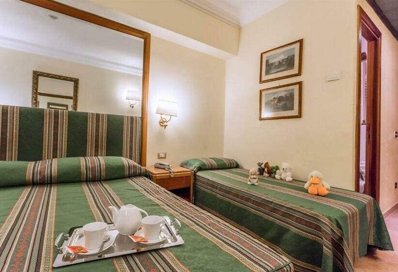 Habitación Triple Estándar, Raeli Hotel Lux