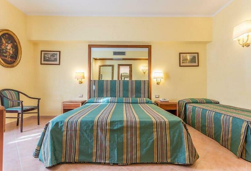 Habitación Triple Estándar, Raeli Hotel Lux