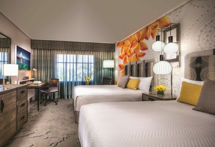 חדר קלאב, Universal's Loews Royal Pacific Resort