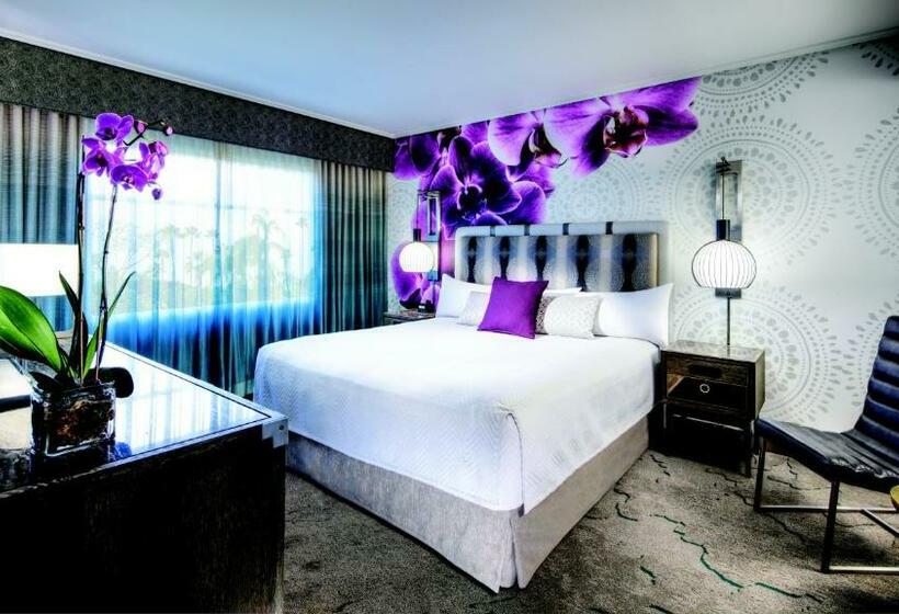מיטת קינג בסוויטה, Universal's Loews Royal Pacific Resort