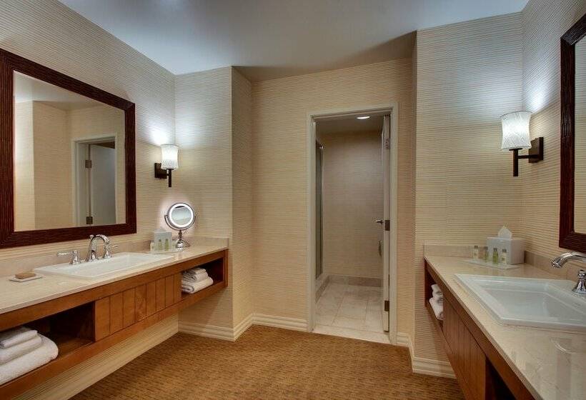 מיטת קינג בסוויטה, Tropicana Las Vegas  A Doubletree By Hilton