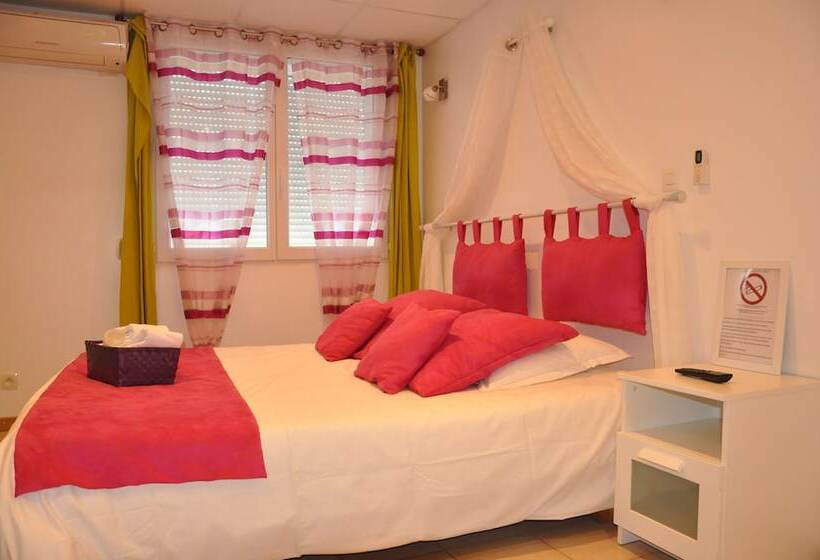 Номер Комфорт, Hôtel Les Mimosas