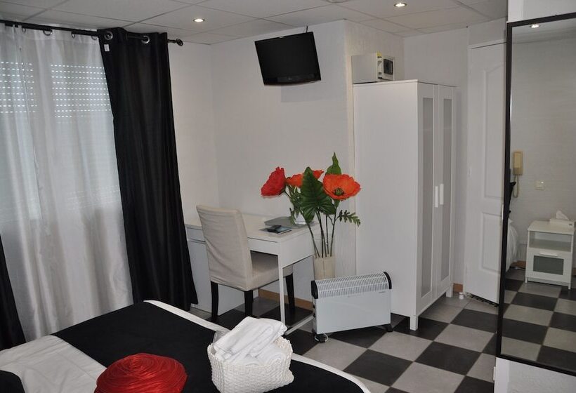 Номер Комфорт, Hôtel Les Mimosas