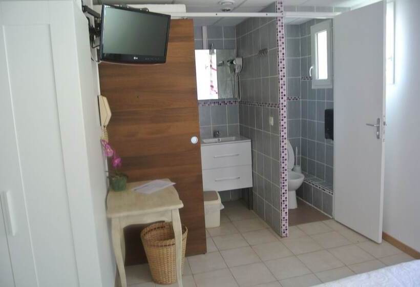 Номер Комфорт, Hôtel Les Mimosas