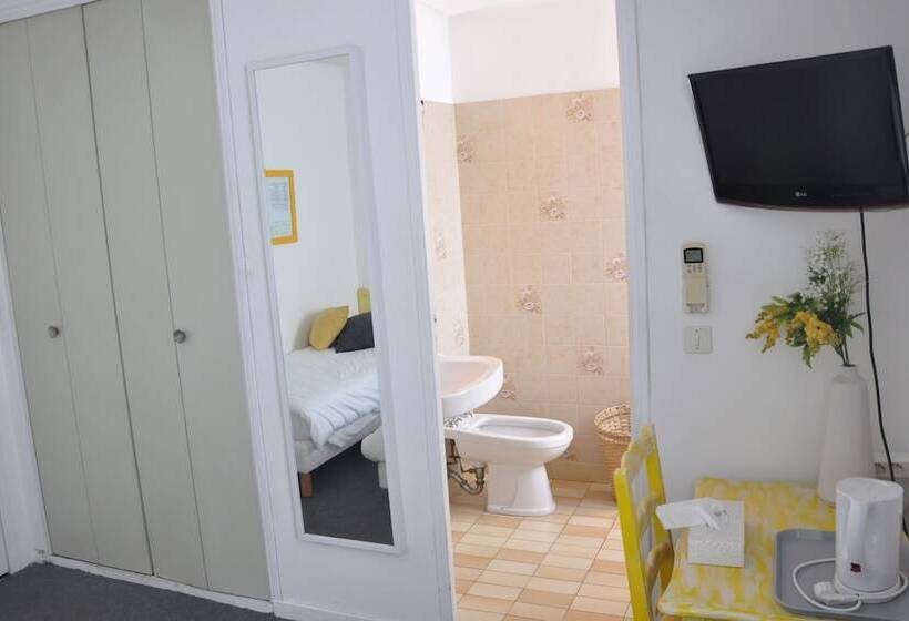 Номер Стандарт Трехместный, Hôtel Les Mimosas
