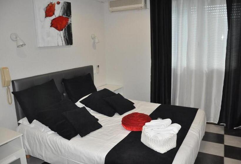 Номер Комфорт, Hôtel Les Mimosas