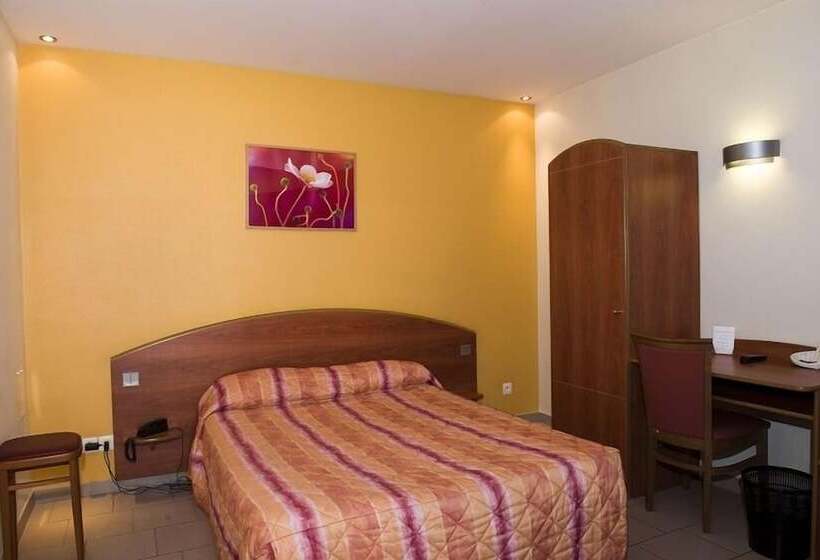 Четырехместный Номер Стандарт, Logis Hôtel   Les Paturelles