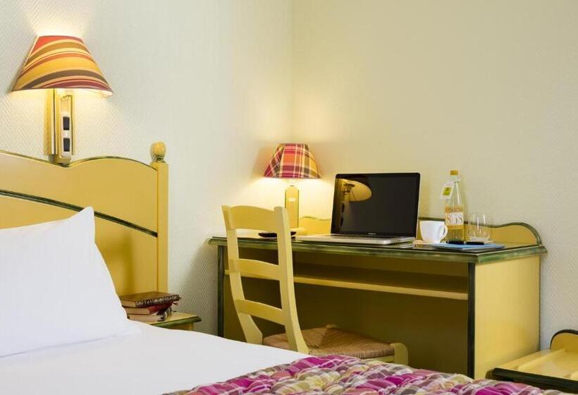اتاق استاندارد با تراس, Logis Hôtel Restaurant Les Cèdres