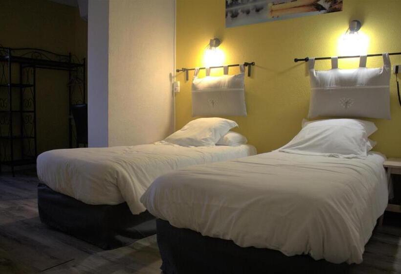 Номер Стандарт Трехместный, Logis Hôtel Le Clement V