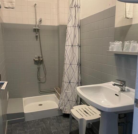 Четырехместный Номер Стандарт, Logis Hôtel Le Clement V