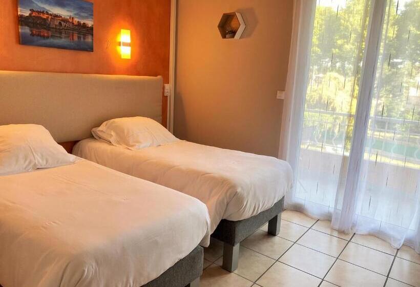 Номер Стандарт Вид на Бассейн, Logis Hôtel Le Clement V