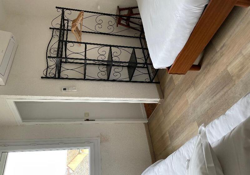 Четырехместный Номер Стандарт, Logis Hôtel Le Clement V