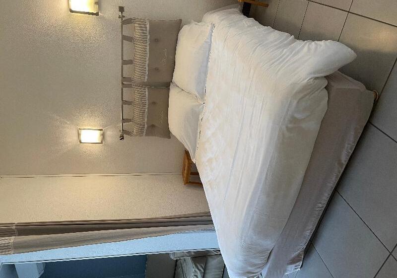 Номер Стандарт Трехместный, Logis Hôtel Le Clement V