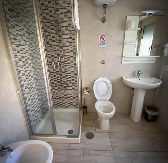 اتاق لوکس با بالکن و چشم‌انداز دریا, A Casa Dei Bruno B&b