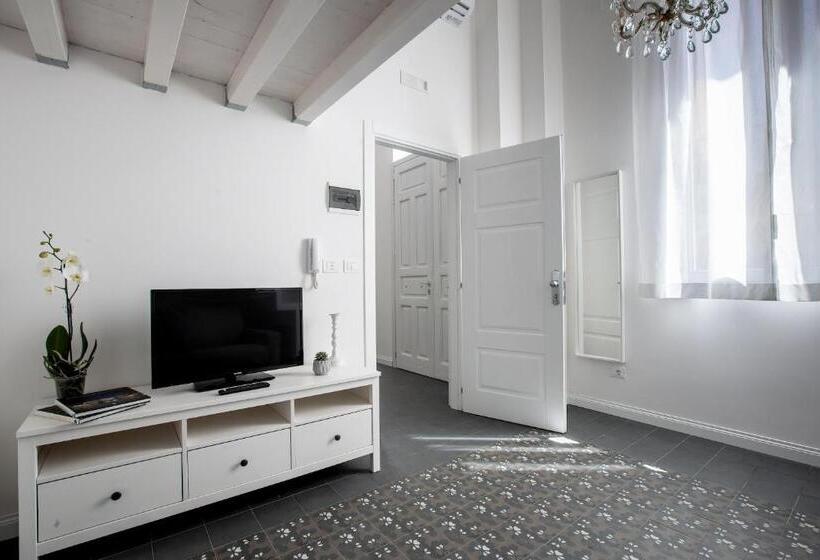 اتاق استاندارد چهار تخته, Aruci B&b