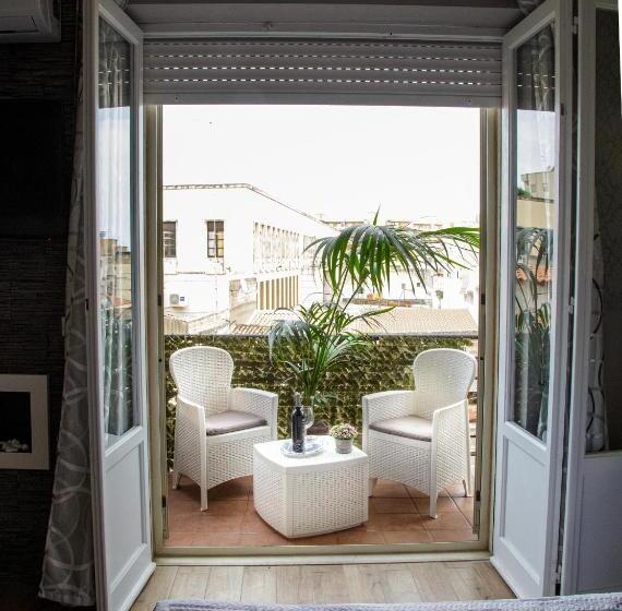 اتاق لوکس چهار تخته, Home Syrakos B&b