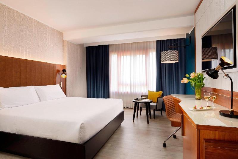 اتاق سوپریور با تخت بزرگ, Four Points By Sheraton Siena