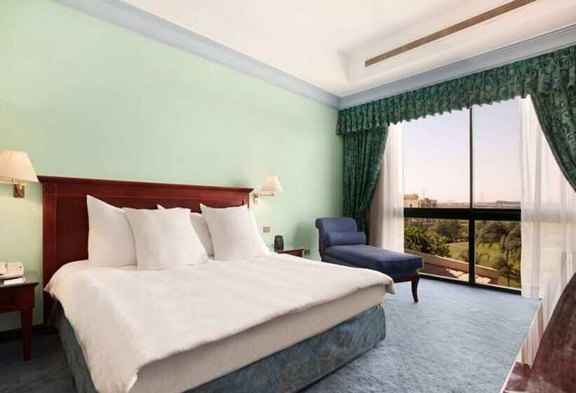 غرفة تنفيذية, Hilton Pyramids Golf