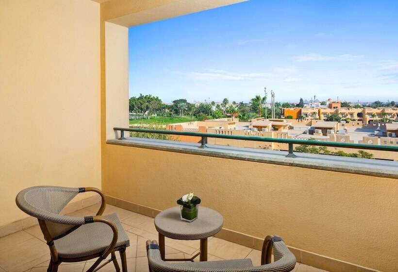 جناح إدارى, Hilton Pyramids Golf