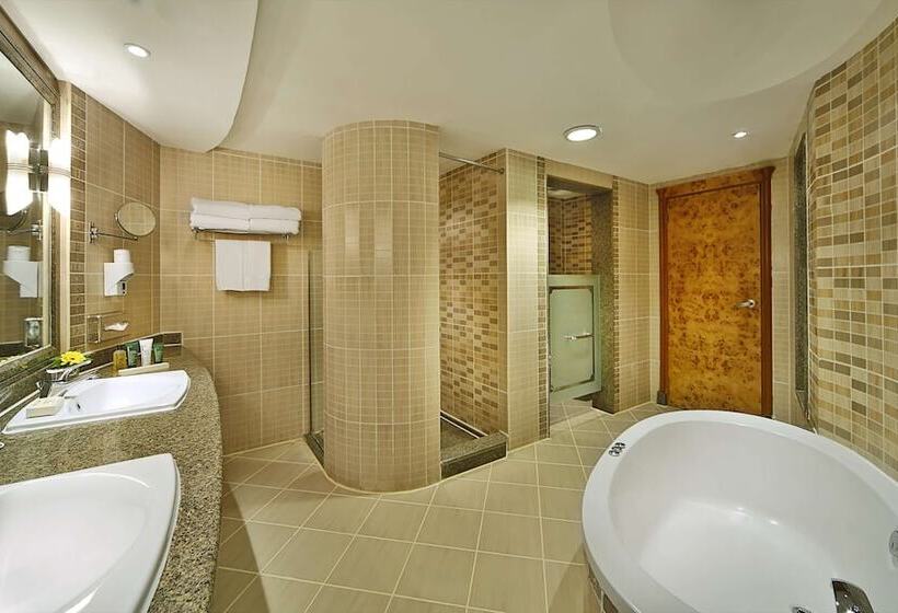 غرفة ديلوكس مطلة على حمام السباحة, Hilton Pyramids Golf