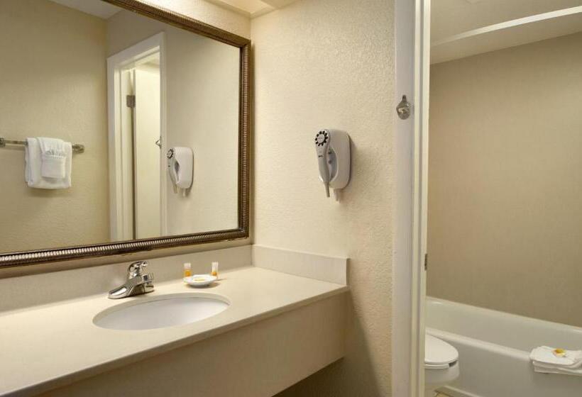 스위트, Days Inn By Wyndham Cocoa Beach Port Canaveral