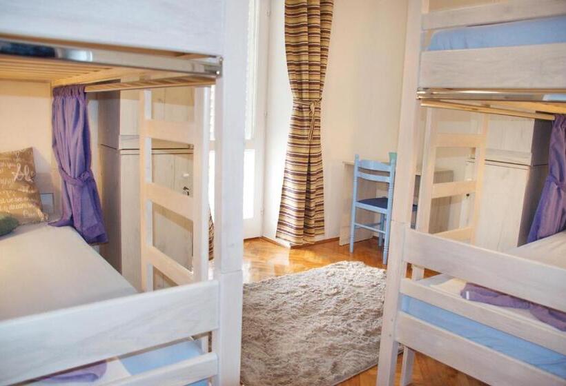 تختخواب در اتاق مشترک, Hostel Casa La Cha