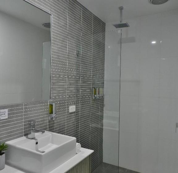اتاق لوکس خانوادگی, Motel 24