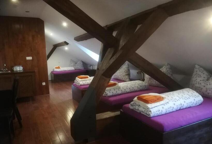 ファミリールーム, Vlčí Jámy