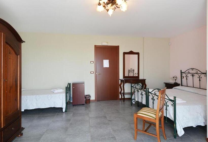 스탠다드 트리플 룸, B&b La Castellana