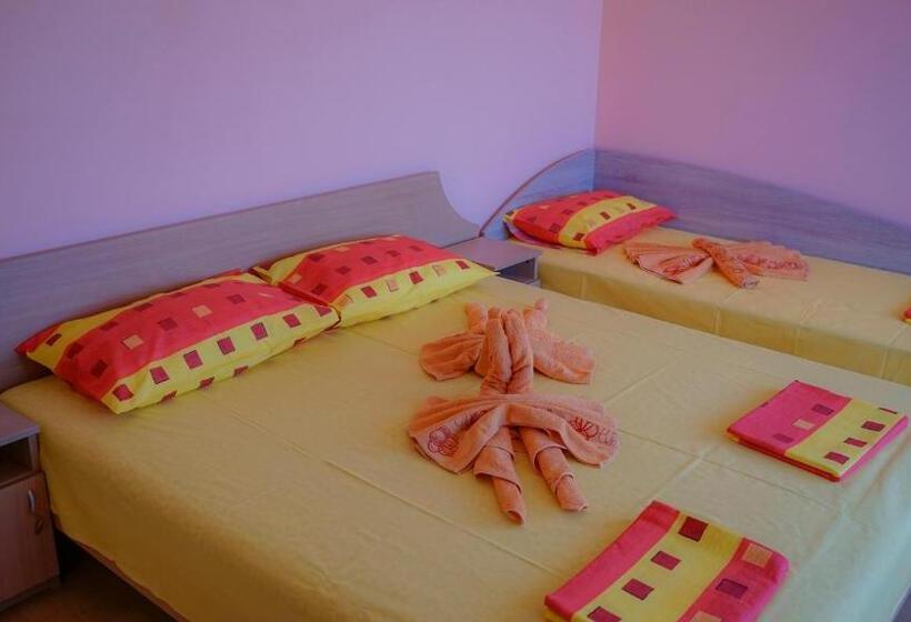 디럭스 트리플 룸, Tatyana Guest House