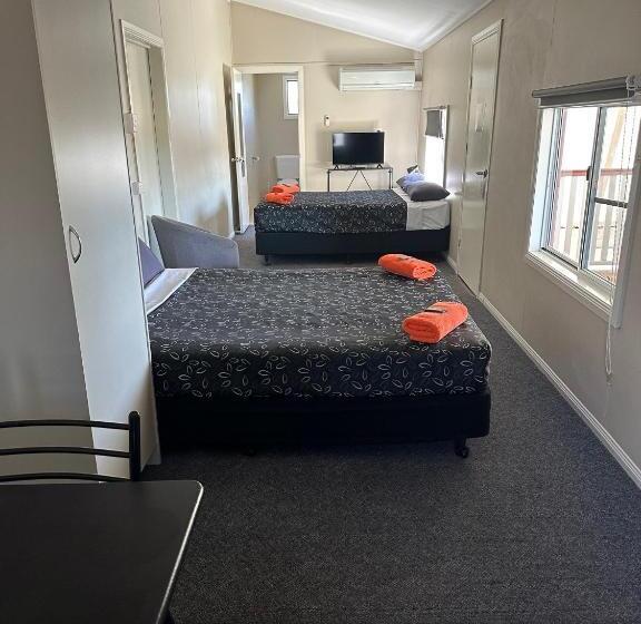 패밀리 스위트, Winton Outback Motel