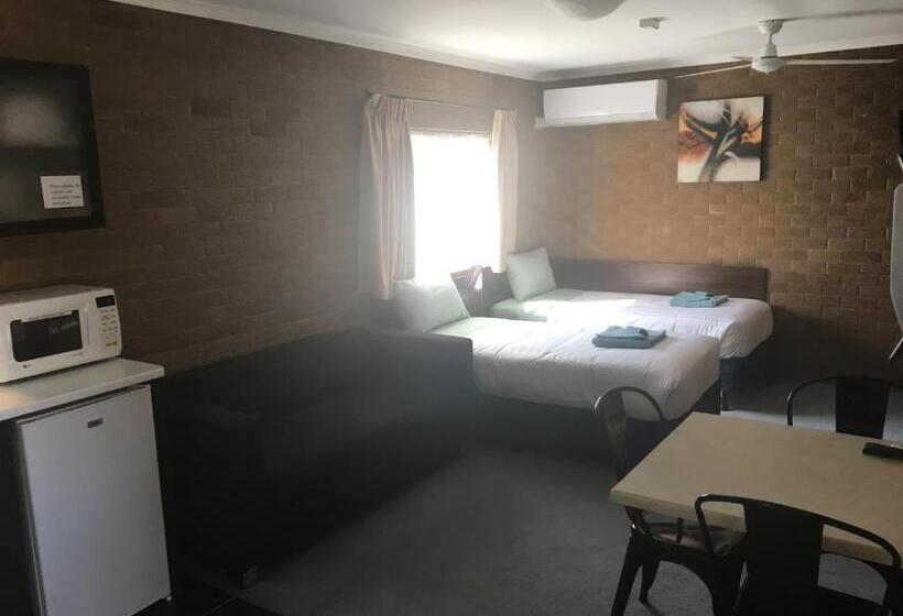 패밀리 룸, Camellia Motel
