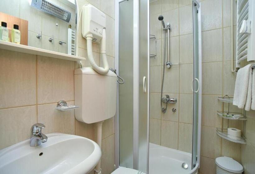 استودیو استاندارد با چشم‌انداز باغ, Apartments And Rooms Drago