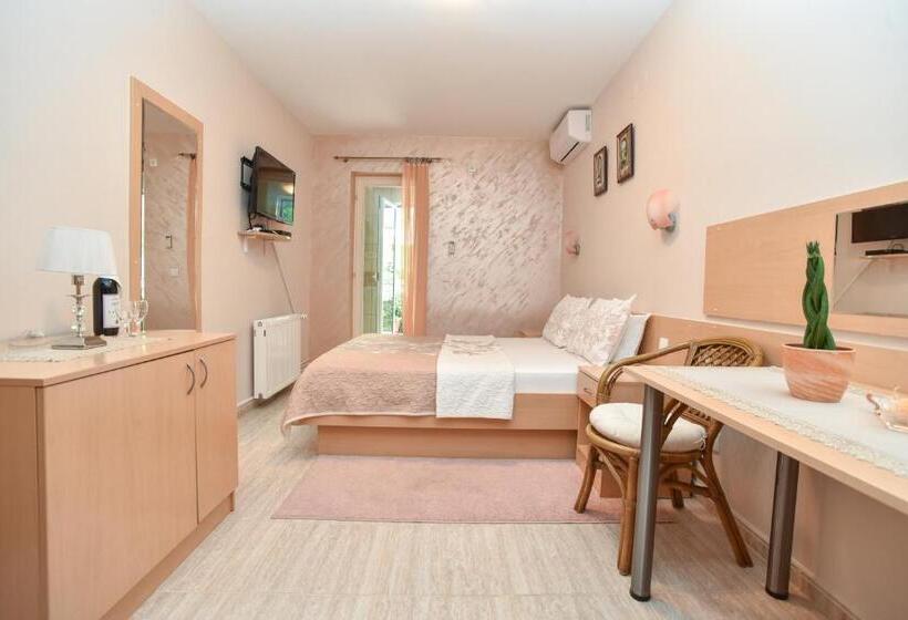 استودیو استاندارد با چشم‌انداز باغ, Apartments And Rooms Drago