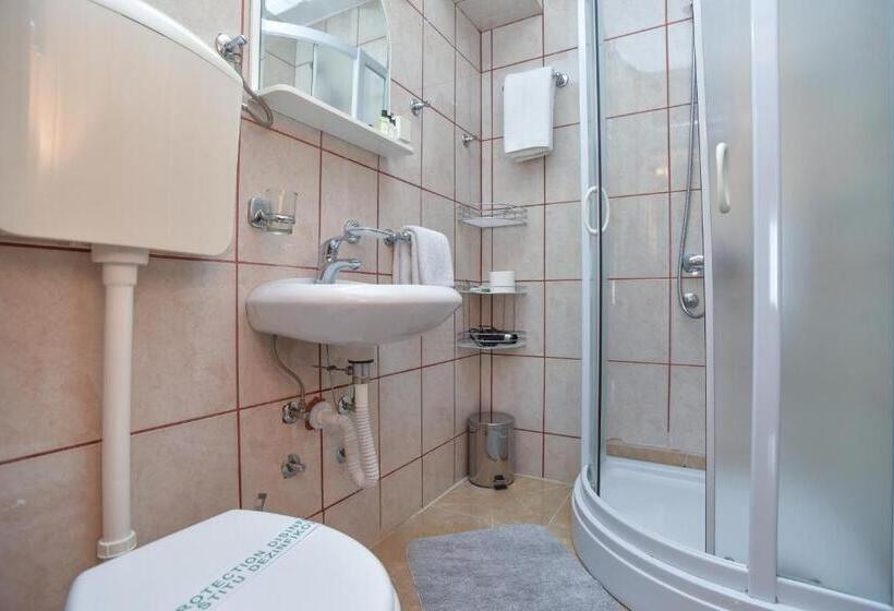 اتاق لوکس با بالکن و چشم‌انداز دریا, Apartments And Rooms Drago