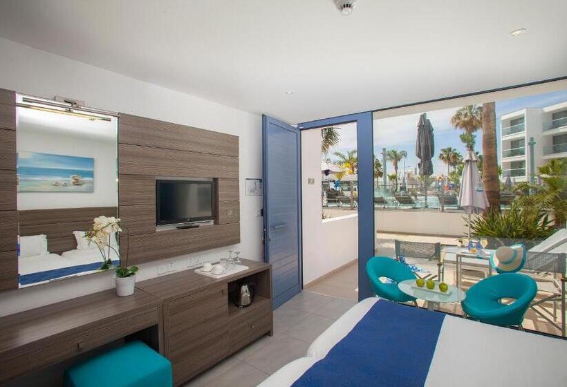 Номер Superior Вид на Бассейн, Limanaki Beach Hotel & Suites