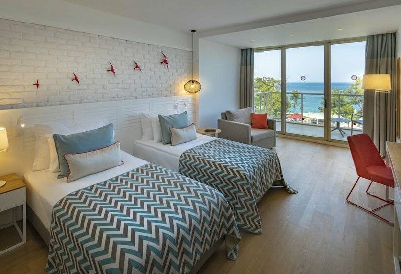 スーペリアの４人部屋, Akra Kemer
