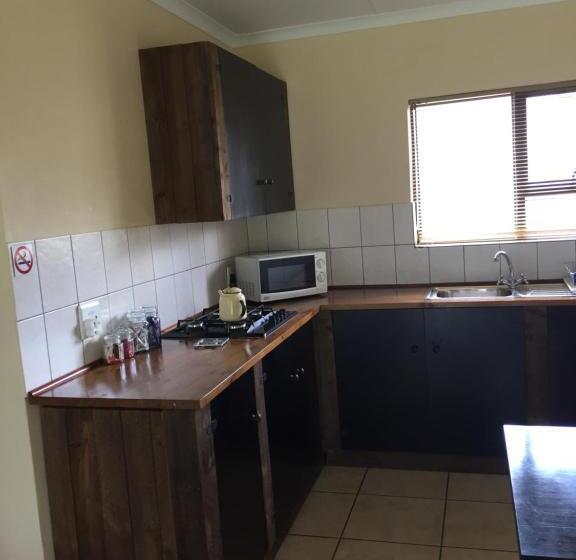 חדר משפחתי, Grace Country Retreat