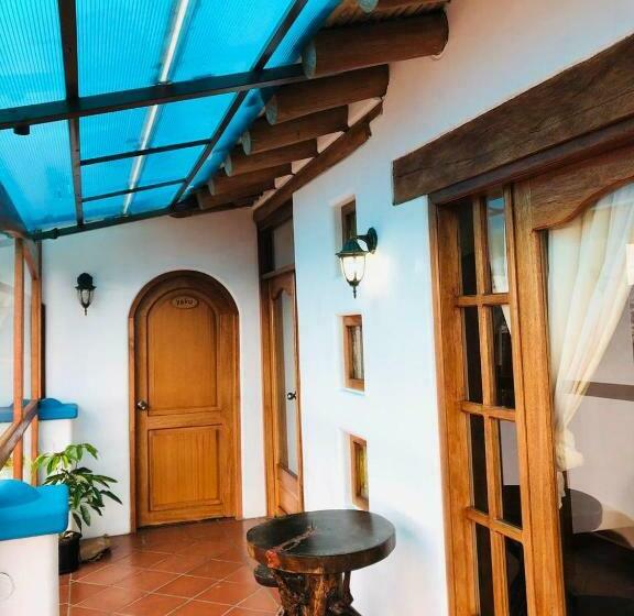 اتاق استاندارد سه نفره, Martita's House Hostal