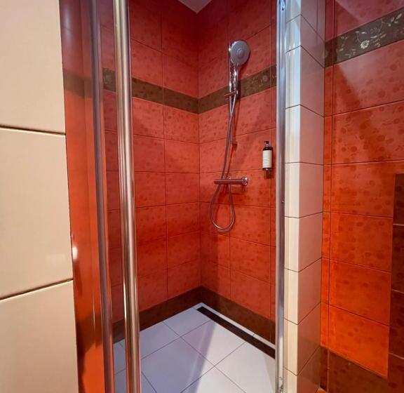 اتاق استاندارد سه نفره, Red