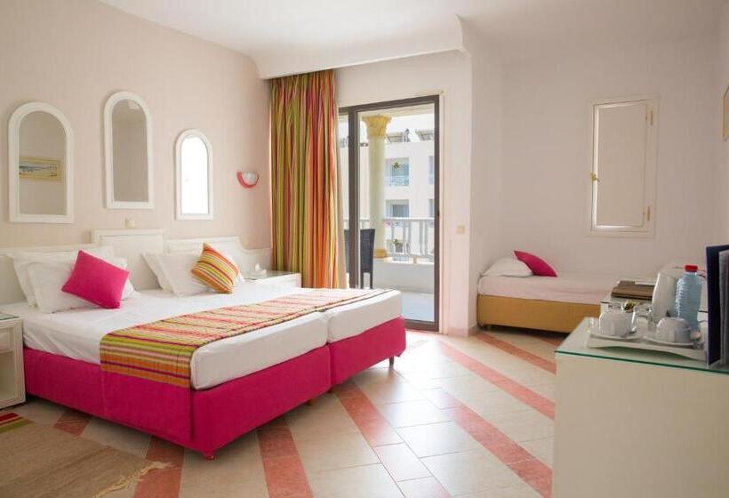 Habitación Triple Estándar Vista Jardín, Royal Tulip Taj Sultan