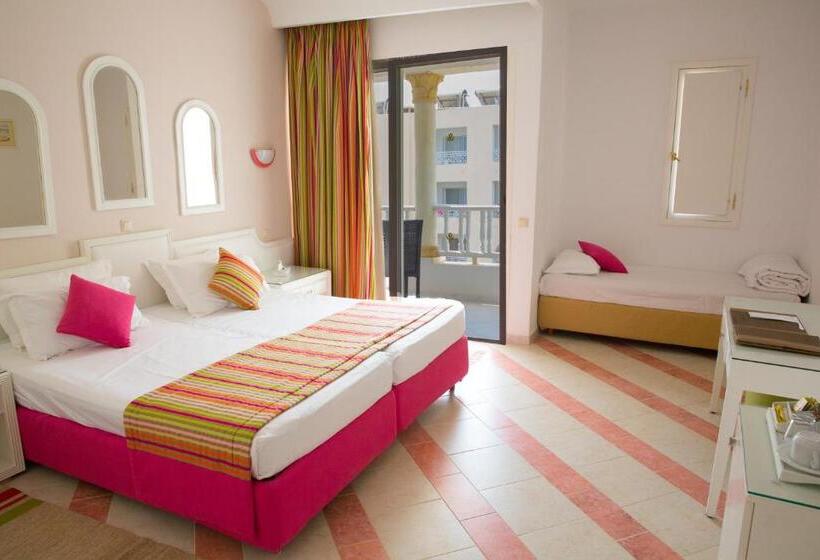 Трехместный Номер Стандарт Вид на Сад, Golden Tulip Taj Sultan Resort