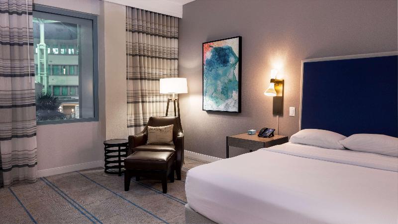 חדר סטנדרט עם מיטת קינג, Hilton Austin Airport