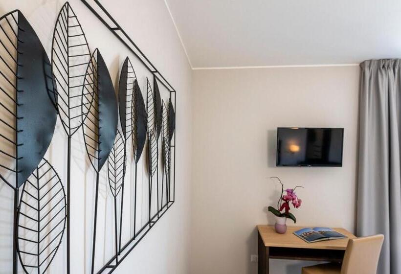 Standard Triple Room with Terrace, Boston